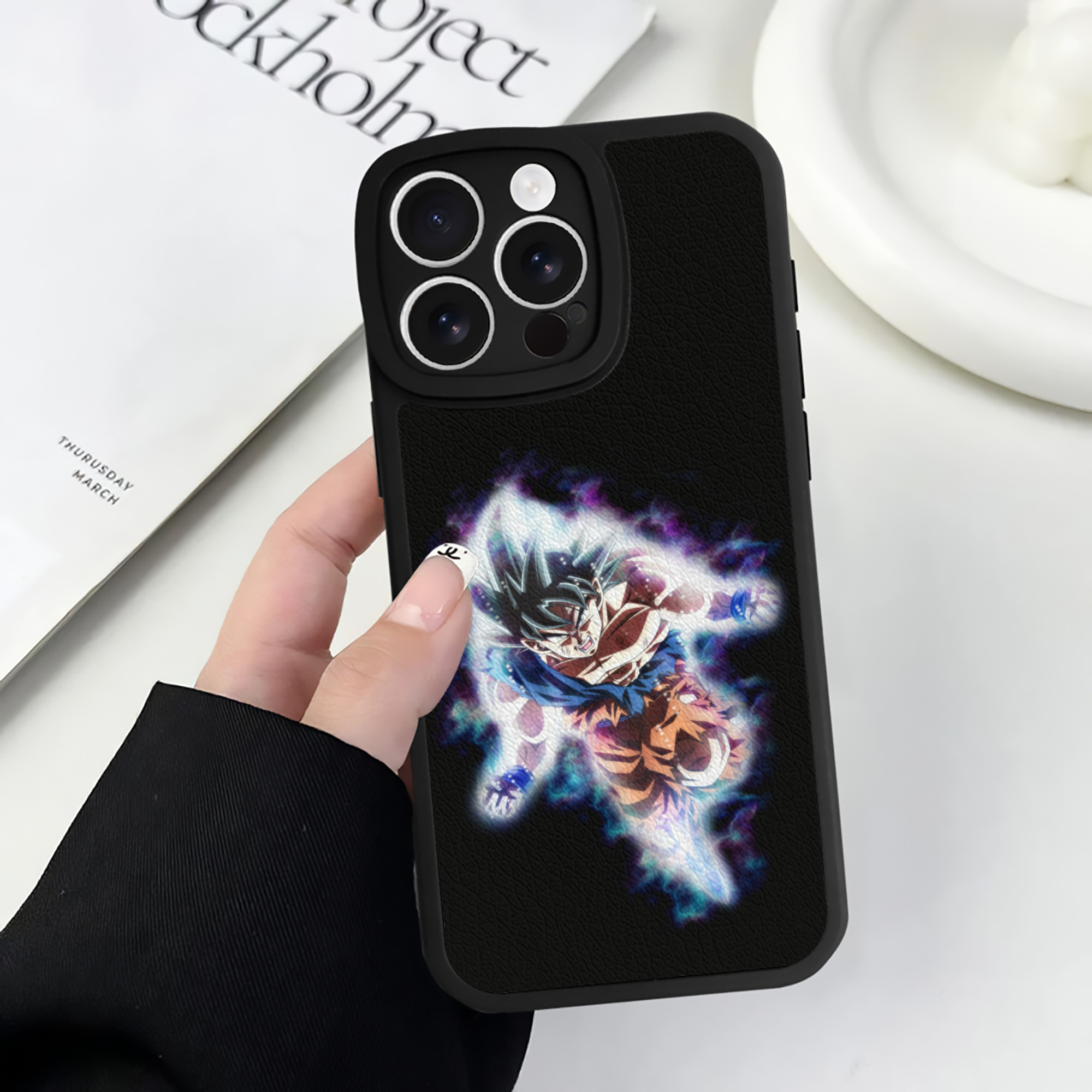 （画像用） ドラゴンボール 孫悟空（そん ごくう）Son Goku カカロット DRAGON BALL Kakarotto 【iPhone 16シリーズ対応】シリコンスマホケース（レザー調） 材質：シリコン